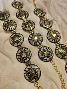 Laq bracelate with brass base