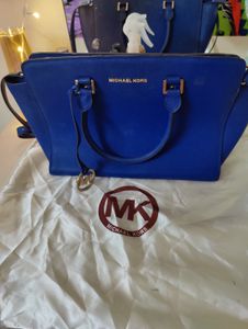 Auth Michael Kors Selma leather crossbody bag