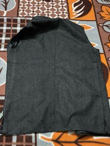 Stylish Gray Sleeveless Jacket