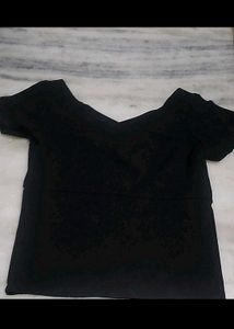 Sleek Black V-Neck Short Sleeve Top
