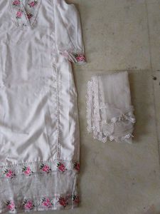 Elegant White Kurta Set with Floral Embroidery