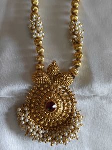 Elegant Gold Necklace with Pearls