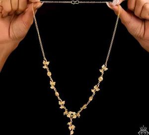 Very pretty Necklace chain with earrings .......