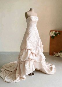 Elegant Strapless Bridal Gown