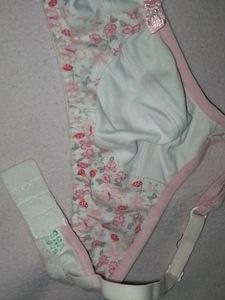 It Is Used Nonpaded Bra Made Of Soft Cotton Fabric