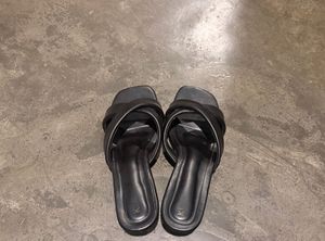 Kitten heels in square toe (synthetic leather)