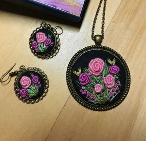 Hand Embroidered Pandant Set