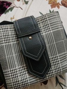 Chic Houndstooth Handbag