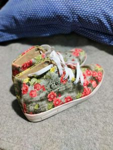 Floral Print Lace-Up Sneakers