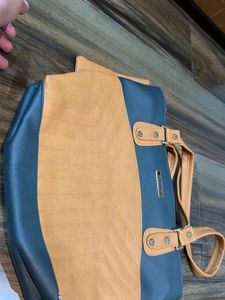 Stylish Two-Tone Shoulder Bag with Pouch