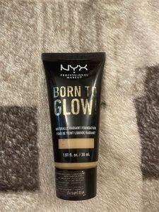 (30%) NYX Born to Glow Foundation