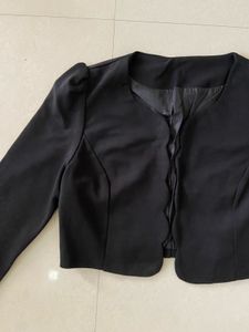 Chic Black Cropped Blazer