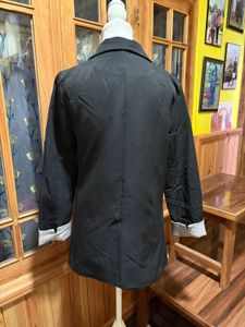Chic Black Double-Breasted Blazer