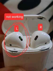 Apple Airpords Wireless Earbuds with Charging Case