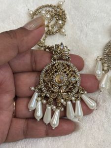 Exquisite Pearl and Gold-Toned Jewellery Set