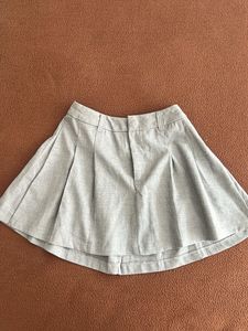 H&M gray pleated skirt
