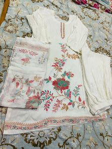 Elegant White Floral Embroidered Kurta Set