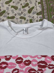 White oversize T-Shirt with Pink Lips Print