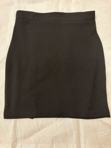 Chic Black Mini Skirt with Slit