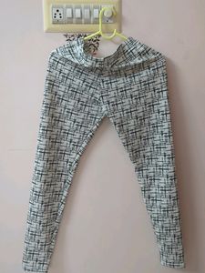 White And Black Stretchable Leggings (M)