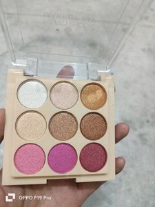 Hilary Rhoda Makeup Kit