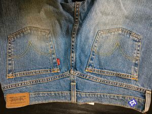 Y2k style!Levi’s Low-Waist Straight Leg Jeans
