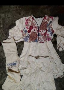 Elegant Cream Kurta Set with Floral Embellishment