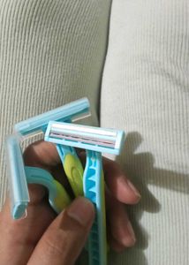 Pack of 3 bikini Razors nd face razor