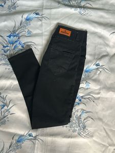 Stylish Black High-Waisted Jeans
