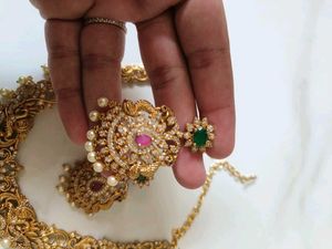 Exquisite Gold Necklace with Pearls