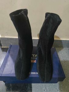 Chic Black Corduroy Boots