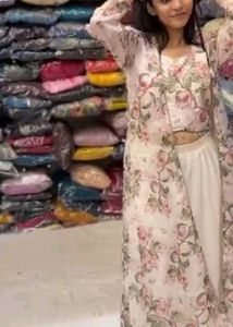 Elegant Floral Kurta Set with Shrugo