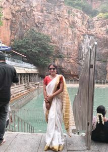 Elegant White &amp; Gold Saree whit red blause