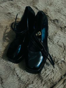 Modish Black Pupm Heels
