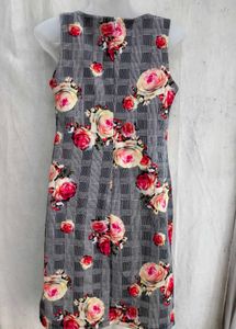 6029. Chic Rose Print Sleeveless Dress