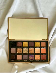 Huda Beauty Empowered Eyeshadow Palette