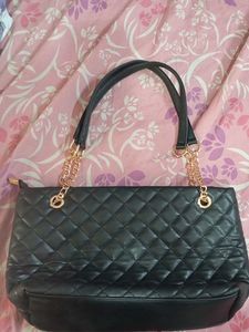 Chic Quilted Black Handbag with Gold Chain