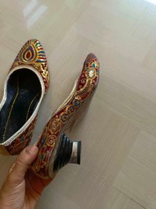 Embroidered jutti ❤️