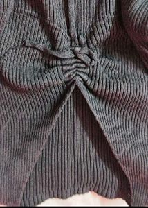 BLACK V NECK FITTED TOP