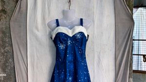 5529. Festive Snowflake Print Dress