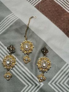 Elegant Necklace Set with Earrings &amp; Tikka