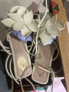 new Cute Flower Lace-Up Flat Sandals