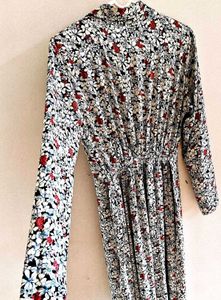 👗White Maxi Floral Dress