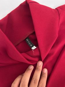 Chic Red Turtleneck Cropped Top