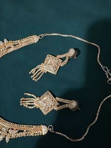 Elegant Gold Necklace and Earrings Set