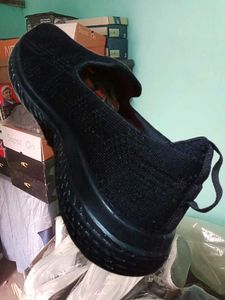 NEW NO USED CASUAL SHOES FOR MEN AND WOMEN.