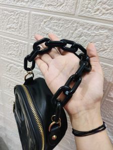 Chic Black Shoulder Bag with Chunky Chain