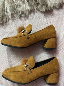 Stylish Loafers with Pom-Pom Detail