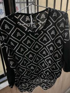 Stylish Black &amp; White Geometric Print Top