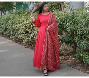 Elegant Red Anarkali Typ Set